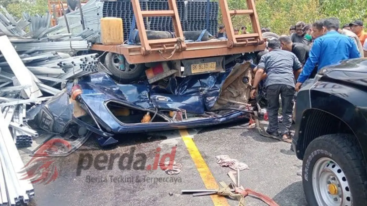 Kondisi minibus yang ringsek terlindas truk baja ringan di tanjakan Simpang Palang Parapat Simalungun.