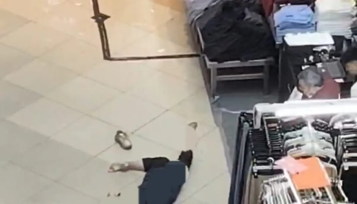 Garis polisi di lokasi kejadian seorang wanita tewas di Plaza Medan Fair setelah jatuh dari lantai 4