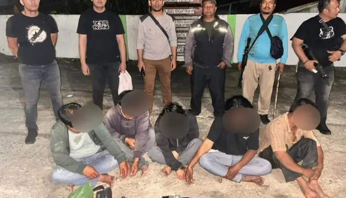 Personel Sat Narkoba Polres Simalungun saat mengamankan barang bukti narkotika di Saribu Dolok