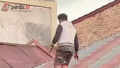 VIRAL! Aksi Nekat Terduga Maling Panjat Atap Seng Warga BDB lorong 26 Kota Pematangsiantar , Jadi Tontonan Massa