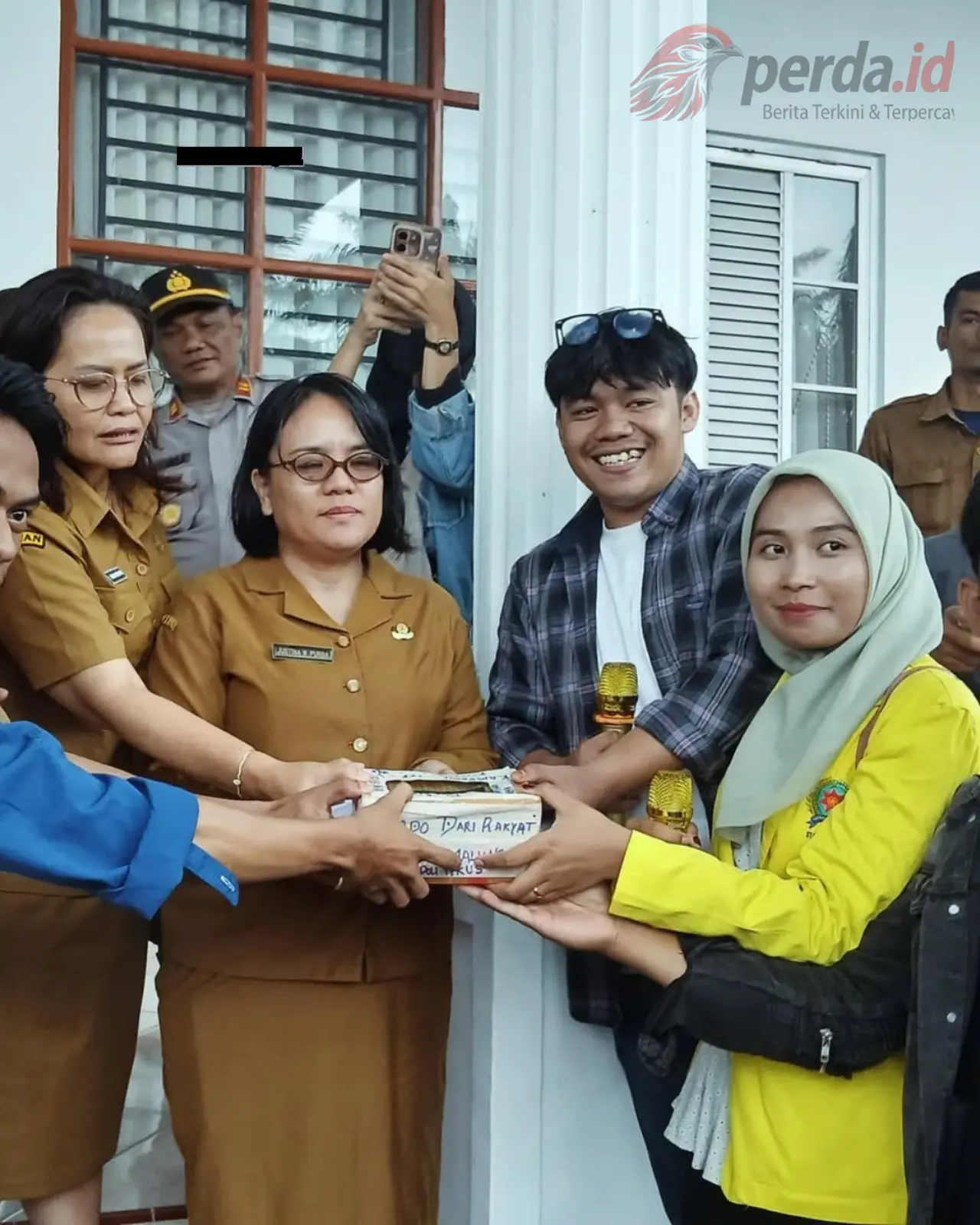 Aliansi Mahasiswa Simalungun dan BEM SI gelar aksi unjuk rasa tuntut transparansi APBD 2026 di depan Gedung DPRD.