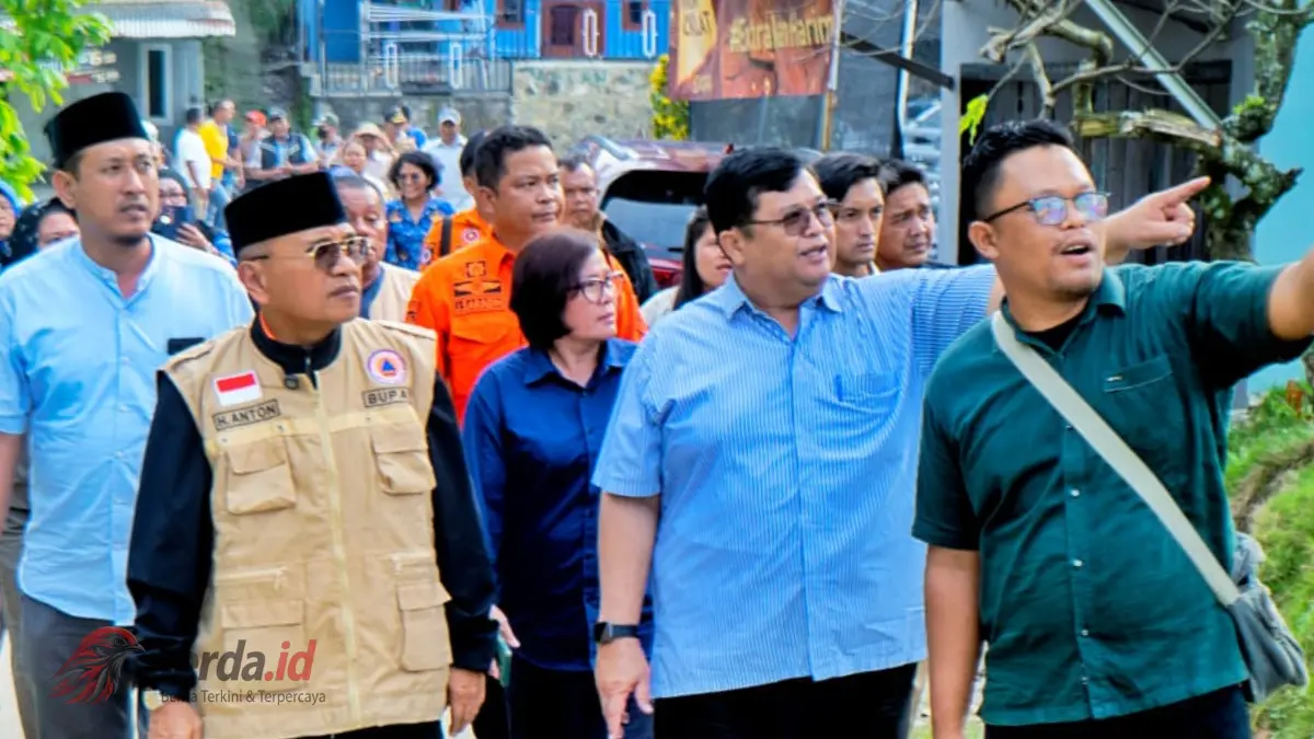 Bupati Simalungun meninjau lokasi puting beliung di Gunung Maligas dan menyerahkan bantuan kepada warga terdampak