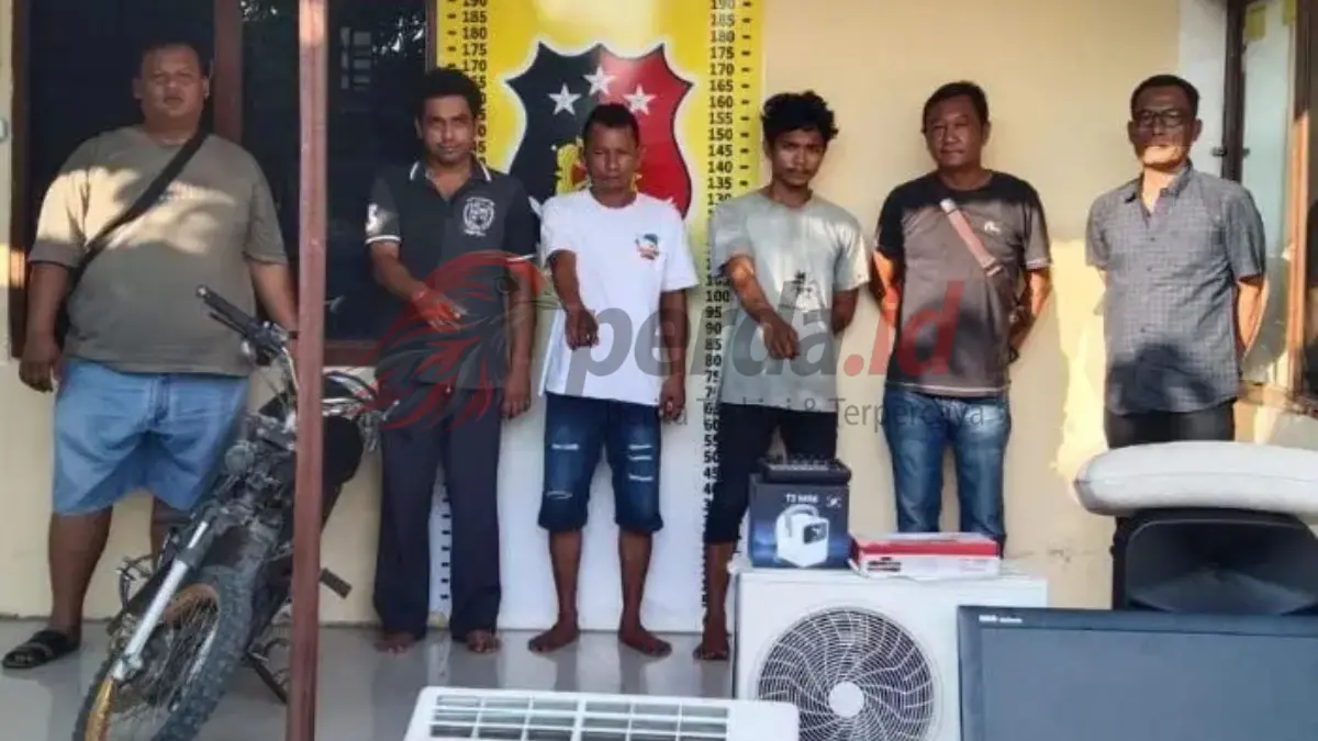 Personel Polsek Bandar Huluan Simalungun mengamankan tiga tersangka pembobolan rumah beserta barang bukti elektronik dan sepeda motor.
