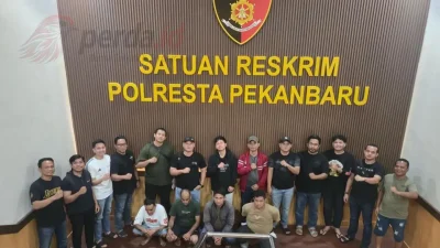 Empat pelaku debt collector berinisial AD, DO, DA, dan HS saat diamankan tim gabungan Polda Riau terkait kasus pengeroyokan di Jalan Belimbing Pekanbaru.