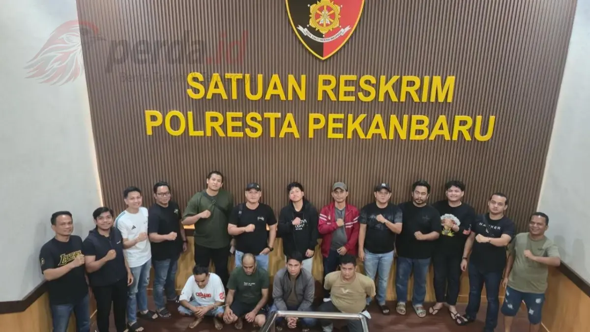 Empat pelaku debt collector berinisial AD, DO, DA, dan HS saat diamankan tim gabungan Polda Riau terkait kasus pengeroyokan di Jalan Belimbing Pekanbaru.