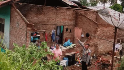 Kondisi rumah warga di Nagori Karang Anyar Simalungun rusak diterjang angin puting beliung
