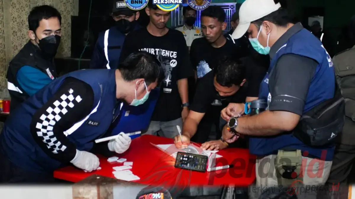 BNNK Deli Serdang Razia melakukan tes urine saat razia narkoba di hiburan malam.