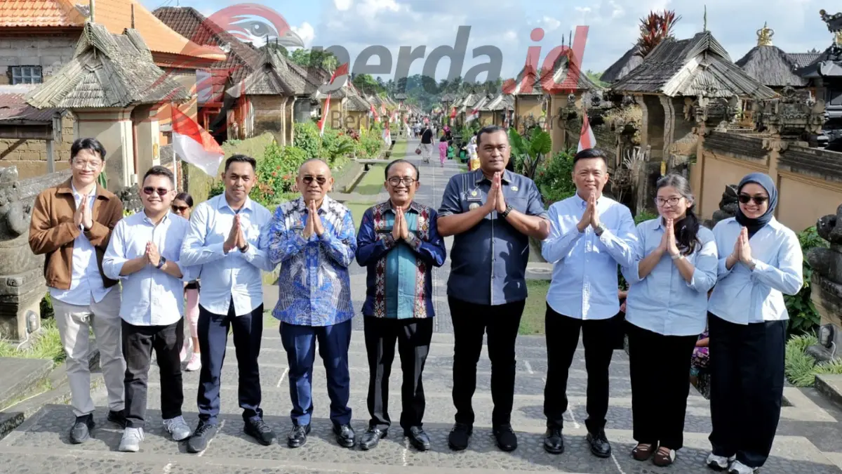Bupati Simalungun Anton Achmad Saragih bersama rombongan Bank Indonesia dan BRIN berfoto bersama di jalan utama Desa Wisata Penglipuran Bali.