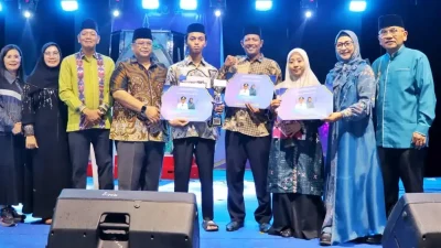 Bupati Simalungun Anton Saragih menyerahkan plakat hadiah umroh kepada pemenang MTQ ke-52 tahun 2026