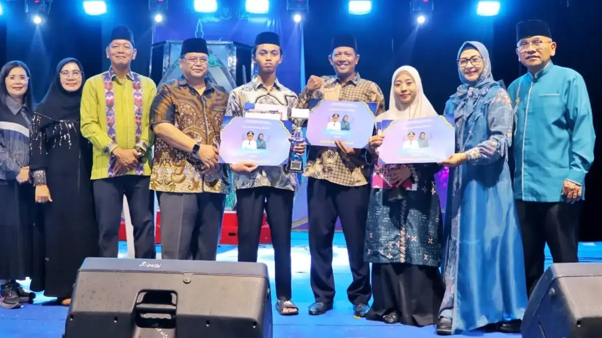 Bupati Simalungun Anton Saragih menyerahkan plakat hadiah umroh kepada pemenang MTQ ke-52 tahun 2026
