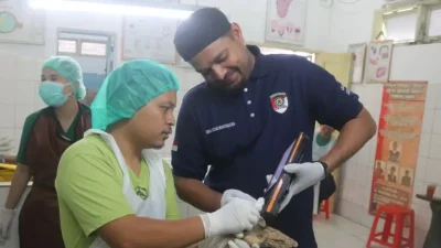 Petugas INAFIS Polres Simalungun melakukan identifikasi ilmiah terhadap penemuan mayat di Sungai Bah Bolon.