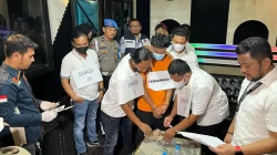 Petugas Kepolisian Polrestabes Medan bersama Bea Cukai menggelar pra-rekonstruksi kasus narkoba dan miras palsu di Phantom KTV Medan.