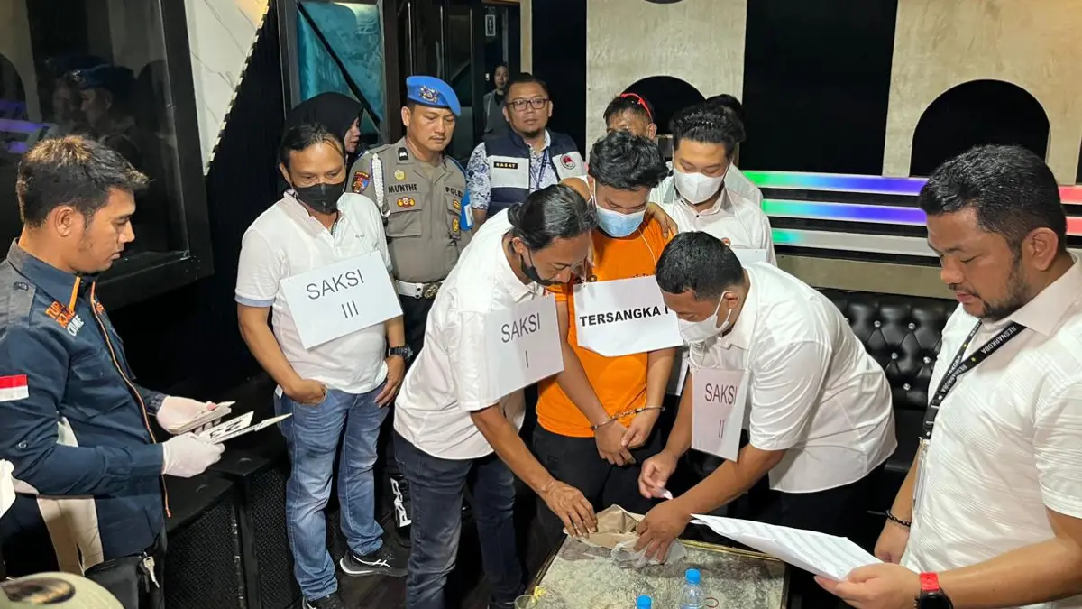 Petugas Kepolisian Polrestabes Medan bersama Bea Cukai menggelar pra-rekonstruksi kasus narkoba dan miras palsu di Phantom KTV Medan.