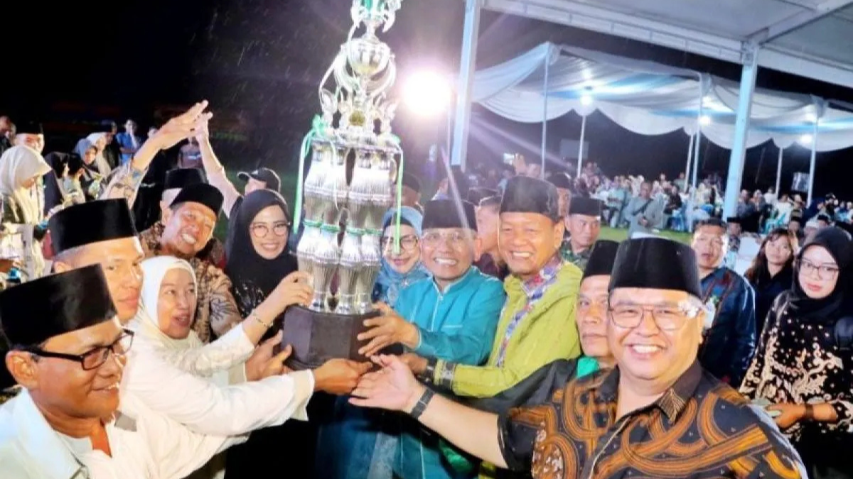 Bosar Maligas Juara Umum MTQ Simalungun 2026, Bupati Anton Saragih Berangkatkan Tiga Pemenang Umroh Prosesi penyerahan piala bergilir juara umum MTQ Simalungun 2026 kepada kontingen Kecamatan Bosar Maligas