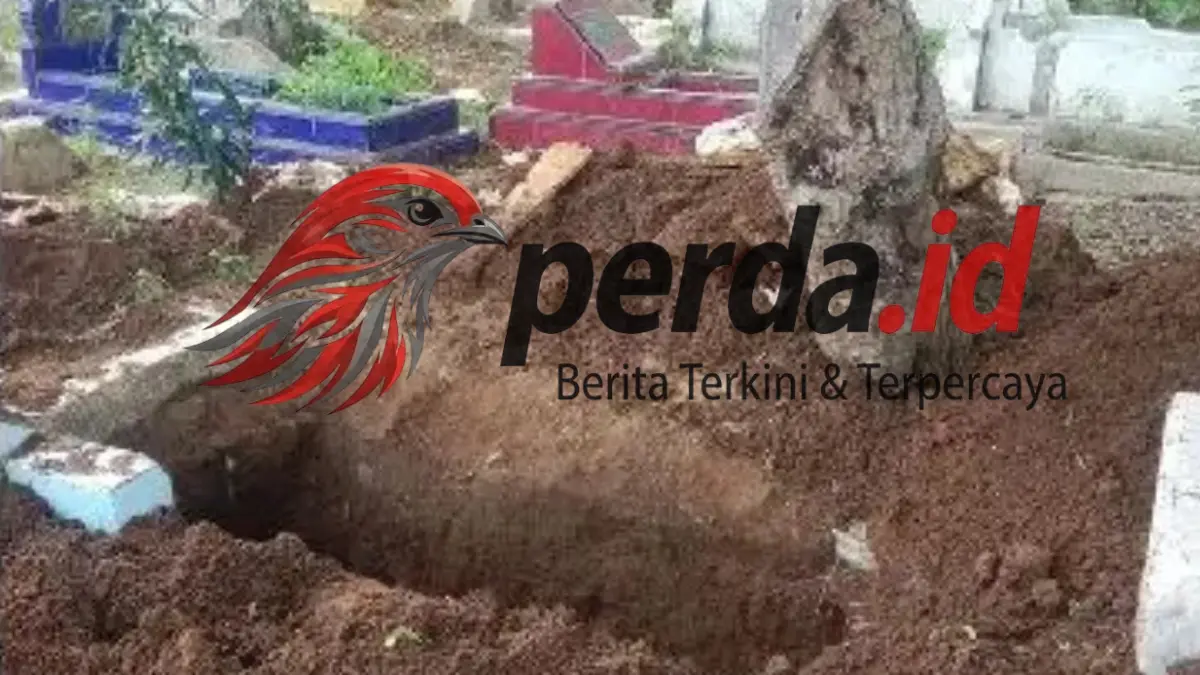Makam dibongkar di Simalungun di TPU Jalan Mawar, warga dan petugas berada di lokasi kejadian