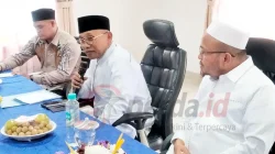 Bupati Simalungun Anton Achmad Saragih saat menerima pengurus Masjid Agung Al-Munawwaroh Perdagangan di Kantor Camat Siantar.