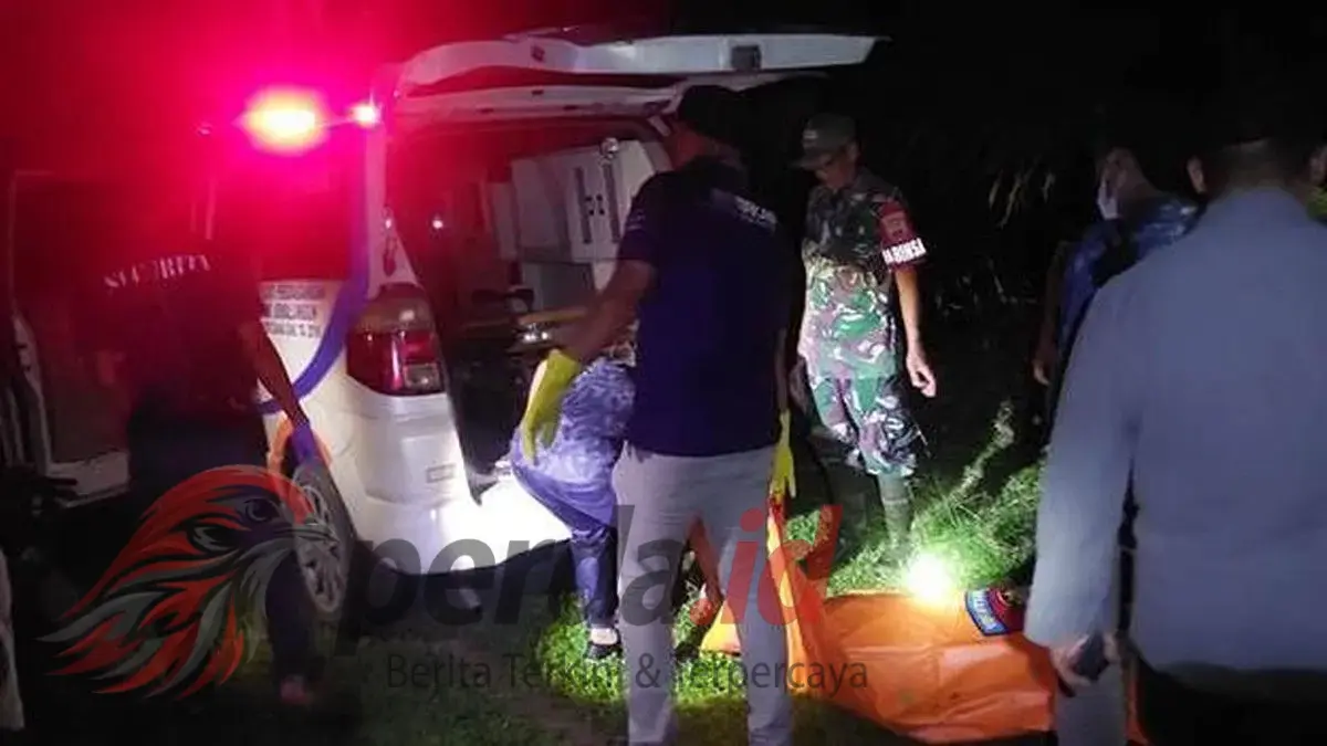 Petugas kepolisian mengevakuasi jasad perempuan tanpa identitas yang ditemukan mengapung di Sungai Bah Bolon, Kabupaten Simalungun