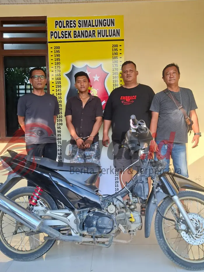 Personel Polsek Bandar Huluan Polres Simalungun mengamankan tersangka curanmor Joko Purnomo beserta barang bukti sepeda motor Honda B 3580 BRE.