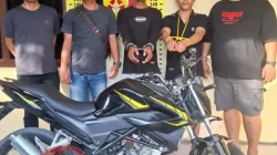 Dua pelaku curanmor berinisial DPA dan AH saat diamankan oleh personel Polsek Bandar Huluan beserta barang bukti sepeda motor Honda.