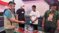 Personel Polres Batu Bara melakukan razia narkoba di tempat hiburan malam wilayah Air Putih dengan memeriksa pengunjung dan barang bawaan.