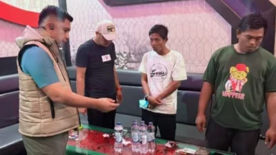 Personel Polres Batu Bara melakukan razia narkoba di tempat hiburan malam wilayah Air Putih dengan memeriksa pengunjung dan barang bawaan.