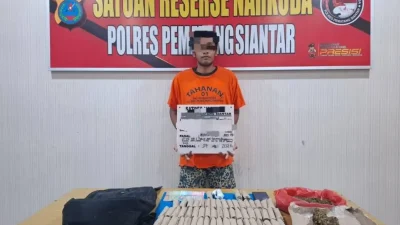 Seorang pemuda berinisial GM (23) ditangkap Satresnarkoba Polres Pematangsiantar karena menyimpan puluhan paket ganja di Siantar.