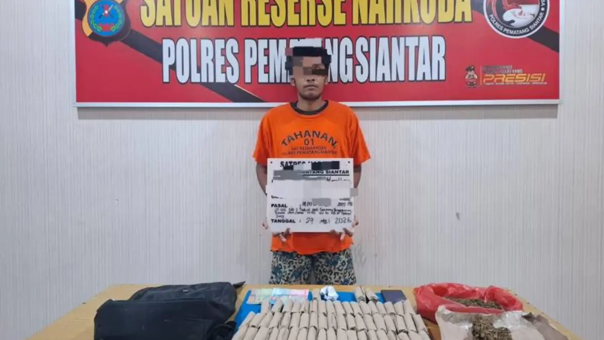 Seorang pemuda berinisial GM (23) ditangkap Satresnarkoba Polres Pematangsiantar karena menyimpan puluhan paket ganja di Siantar.