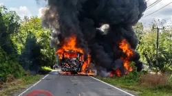 Kondisi bus ALS dan truk tangki yang ringsek parah akibat tabrakan frontal di Jalinsum Muratara Sumatera Selatan yang menyebabkan 16 orang tewas.