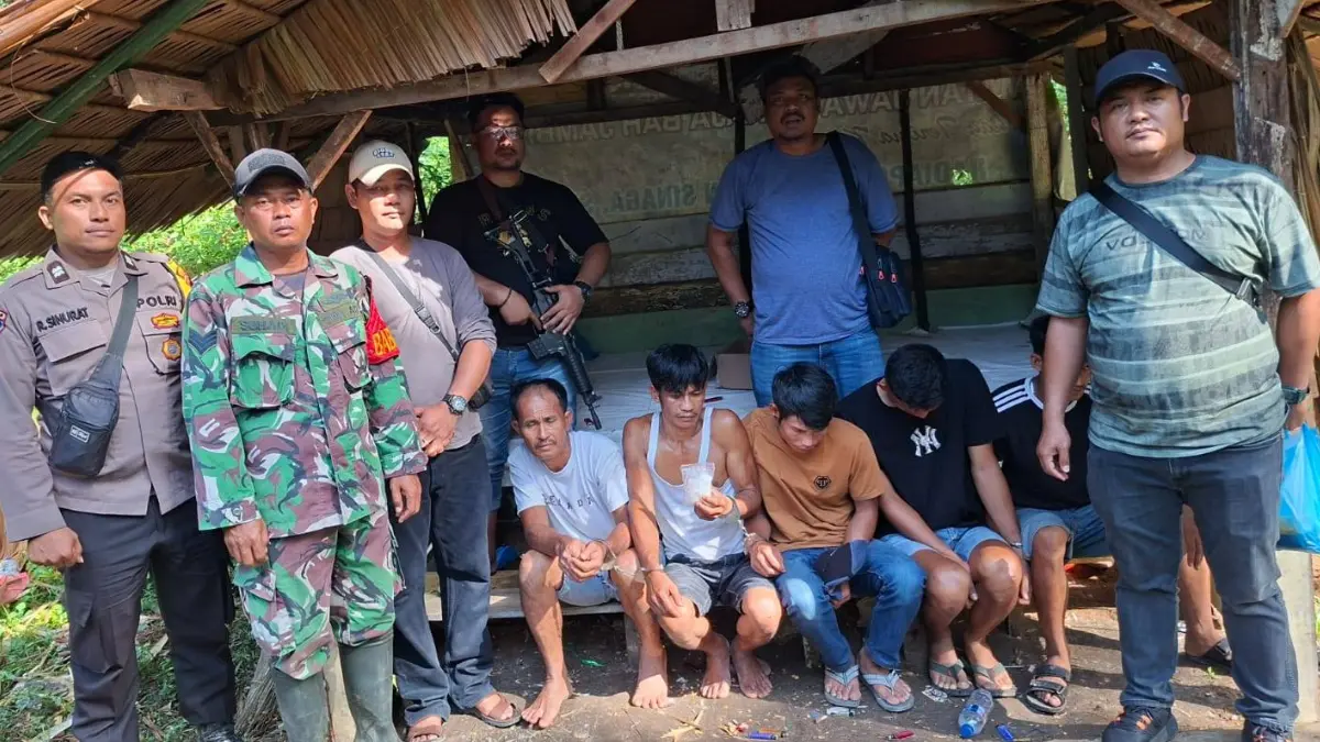 Lima tersangka narkoba Ramlan, Ardiansyah, Hendra Poltak Sinaga, Yusril Ihza Mahendra, dan Suhendra diamankan Sat Narkoba Polres Simalungun.