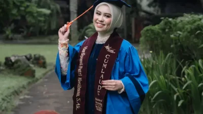 Hardiyanti Putri Hasibuan saat wisuda S1 Akuntansi BINUS Online Learning