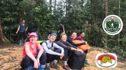 Wisatawan asing bersama pemandu lokal Trekking Sumatra Expedition saat mengikuti jungle trekking di Bukit Lawang Sumatra Utara.