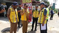 Bupati Simalungun Dr. H. Anton Achmad Saragih meninjau lokasi peningkatan ruas Jalan Nagori Bandar Tinggi menuju perbatasan Kabupaten Batu Bara di Kecamatan Bandar Masilam, Selasa (9/6/2026).