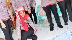Bupati Simalungun Anton Achmad Saragih mengevakuasi warga sakit di Nagori Pematang Gajing, Kecamatan Gunung Malela ke RSUD Perdagangan.