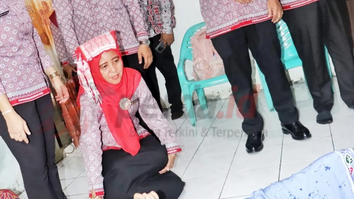 Bupati Simalungun Anton Achmad Saragih mengevakuasi warga sakit di Nagori Pematang Gajing, Kecamatan Gunung Malela ke RSUD Perdagangan.