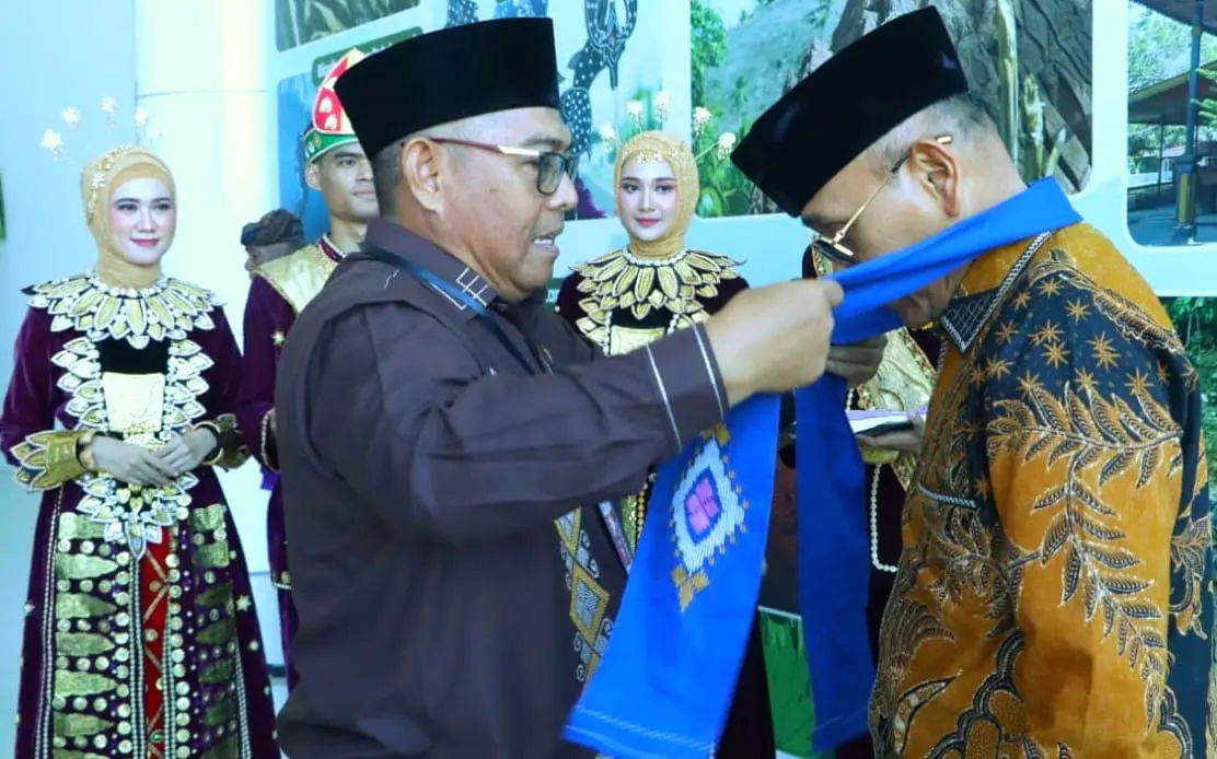 Bupati Simalungun Dr. H. Anton Achmad Saragih disambut dengan prosesi adat Mototilolo di Bandara Djalaluddin Gorontalo dalam rangka PENAS XVII.