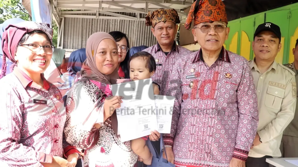 Bupati Simalungun Anton Achmad Saragih menyerahkan dokumen kependudukan kepada warga dalam kegiatan pelayanan terpadu di Nagori Pematang Gajing.