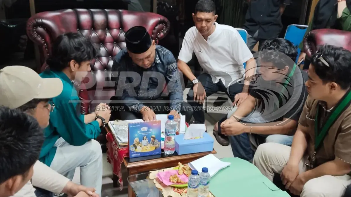 Mahasiswa HMI Cabang Tebingtinggi-Simalungun saat menggelar unjuk rasa di depan Kantor DPRD Kota Tebingtinggi, Senin (29/6).Foto: Istimewa/