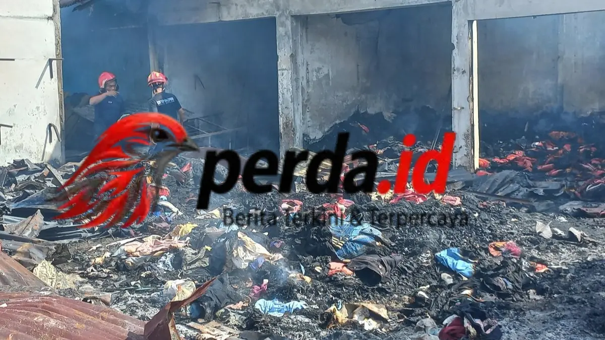 Petugas pemadam kebakaran melakukan pendinginan di lokasi kebakaran Pasar Dwikora Parluasan, Kota Pematangsiantar, Sumatera Utara, Kamis (18/6/2026). Sebanyak 311 kios hangus terbakar dengan kerugian ditaksir mencapai Rp3,6 miliar.