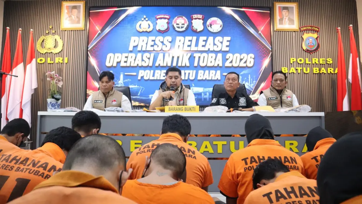 Kasat Resnarkoba Polres Batu Bara AKP Arifin Purba memaparkan hasil Operasi Antik Toba 2026 yang berhasil mengungkap 29 kasus narkoba dan mengamankan 33 tersangka di Aula Sarja Arya Racana Polres Batu Bara, Rabu (3/6/2026).