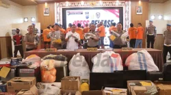 Polres Simalungun Ungkap 43 Kasus Kejahatan Konvensional Semester I 2026, 69 Tersangka Diamankan Kapolres Simalungun AKBP Marganda Aritonang menunjukkan barang bukti saat konferensi pers pengungkapan 43 kasus kejahatan konvensional Semester I Tahun 2026 di Mapolres Simalungun.
