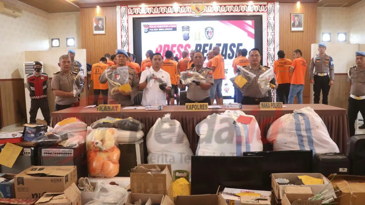 Kapolres Simalungun AKBP Marganda Aritonang menunjukkan barang bukti saat konferensi pers pengungkapan 43 kasus kejahatan konvensional Semester I Tahun 2026 di Mapolres Simalungun.