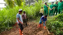 Polsek Bandar Huluan Makamkan Jenazah Perempuan Tanpa Identitas Temuan Sungai Bah Bolon Proses pemakaman jenazah perempuan tanpa identitas oleh Polsek Bandar Huluan di kompleks RSUD dr Djasamen Saragih, Pematangsiantar.