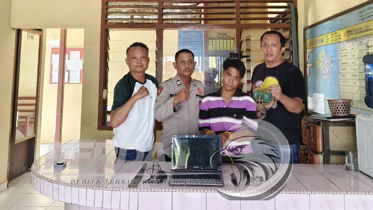 PELAKU dan Barang bukti laptop dan alat pencurian kasus pembongkaran SDN 095552 Simalungun oleh Polsek Gunung Malela.