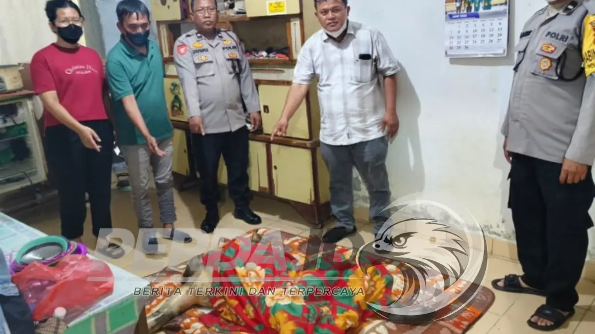 Personel Polsek Gunung Malela melakukan pengecekan TKP penemuan jenazah di Nagori Lestari Indah, Simalungun.