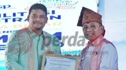 Bupati Simalungun Anton Achmad Saragih menerima penghargaan investasi terbaik PIISU 2026 dari Gubernur Sumatera Utara Bobby Nasution di Parapat.