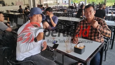Anggi Pradana Nasution bersama Ketua YLBH CNI Kabupaten Simalungun, Surianto, saat menggelar silaturahmi dan diskusi penguatan kontrol sosial di Raja Kupi Aceh, Perdagangan, Minggu 21 Juni 2026.