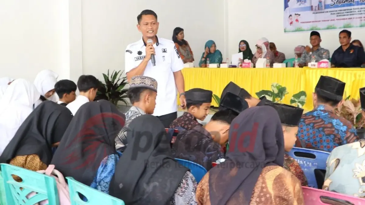 Plt. Kadis Kominfo Simalungun Akbar Putera Siregar memberikan edukasi terkait pengawasan media sosial bagi anak dan remaja di Dolok Maraja.