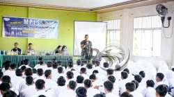 Babinsa Koramil 06/Perdagangan memberikan materi disiplin kepada siswa baru saat MPLS di Simalungun.