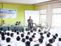 Babinsa Koramil 06/Perdagangan Tanamkan Budaya Disiplin pada Siswa Baru dalam MPLS Simalungun