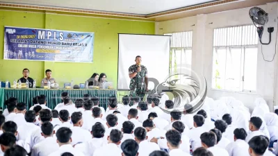 Babinsa Koramil 06/Perdagangan Tanamkan Budaya Disiplin pada Siswa Baru dalam MPLS Simalungun